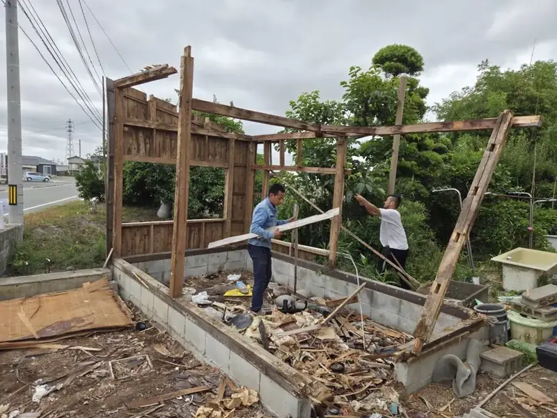 小屋の解体の様子（解体作業中）
