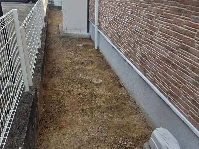 家の横の通路の除草（AFTER）