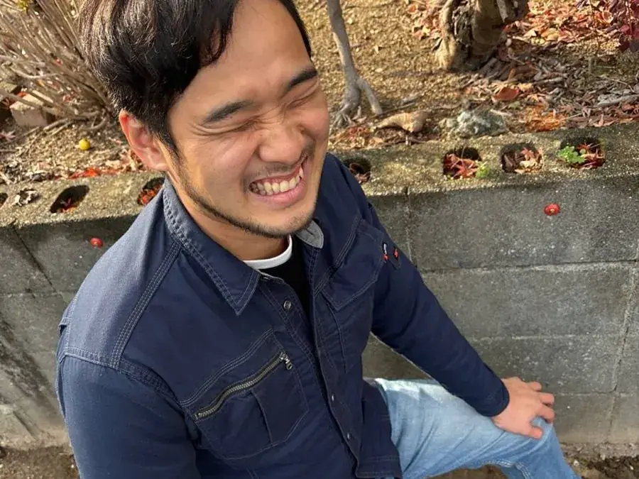 笑顔で作業するメアレスのスタッフ